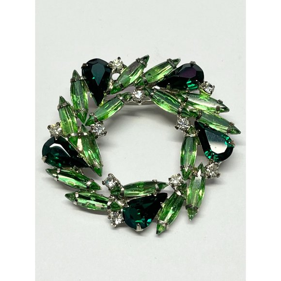 Vintage Sherman Green Rhinestone Wreath Brooch. For Sale at  Vintage Green Rhinestone Wreath Brooch Pin